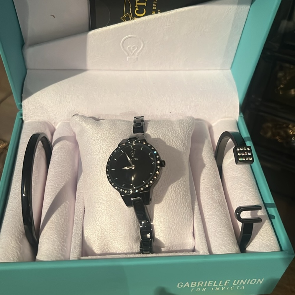 Invicta woman’s watches & matching bracelets - Picture 4 of 8